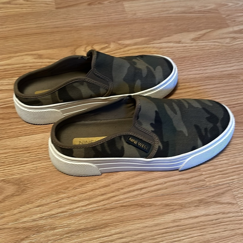 Nine West Camo mules/slide on 6.5 - Picture 3 of 5